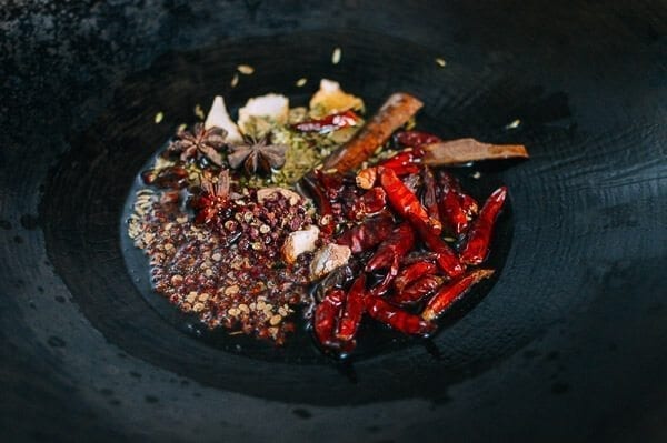 Sichuan peppercorns and other aromatics infusing oil, cold2.fioekdjsdas.cf