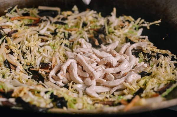Adding pre-cooked chicken back to wok of vegetables, by cold2.fioekdjsdas.cf