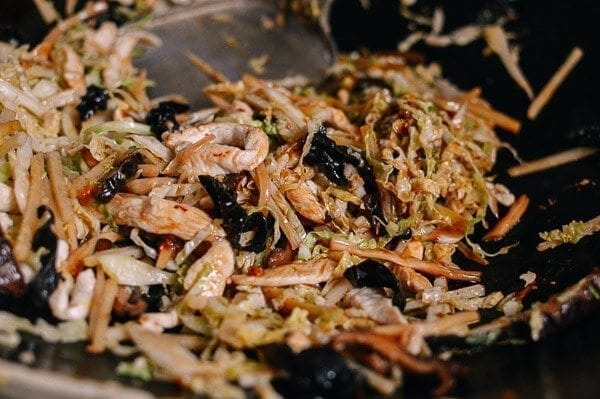 Stir-frying chicken with vegetables in wok, by cold2.fioekdjsdas.cf