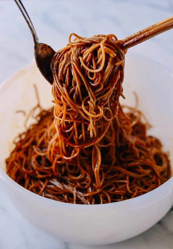 Tossing noodles with sauce, cold2.fioekdjsdas.cf