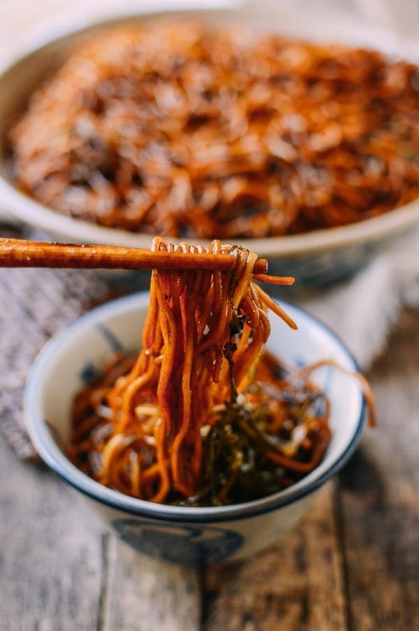 Picking up scallion oil noodles with chopsticks, cold2.fioekdjsdas.cf