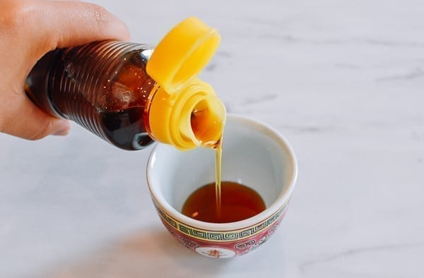 Pouring out sesame oil to see color, cold2.fioekdjsdas.cf