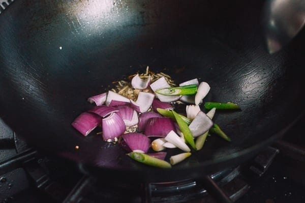 Onions, scallions, and ginger in wok, cold2.fioekdjsdas.cf