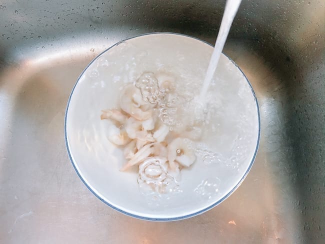 Running water over shrimp, cold2.fioekdjsdas.cf