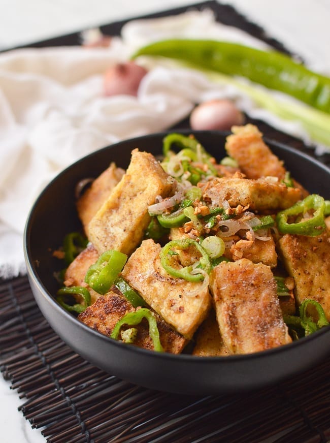 Salt and pepper tofu in black bowl, cold2.fioekdjsdas.cf
