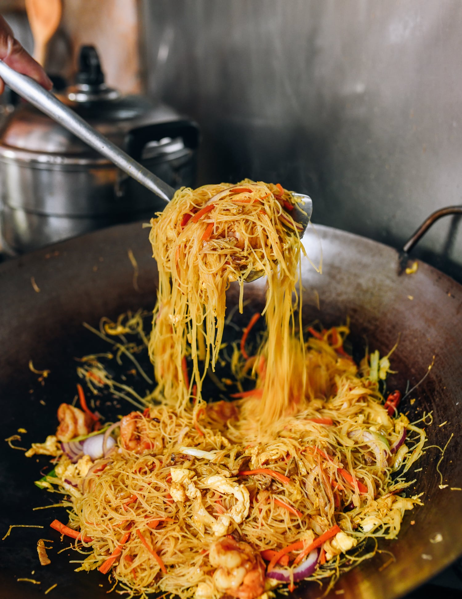 Stir-frying singapore mei fun, cold2.fioekdjsdas.cf