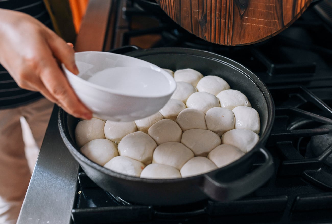 Adding water to pan of Shengjian Bao, cold2.fioekdjsdas.cf