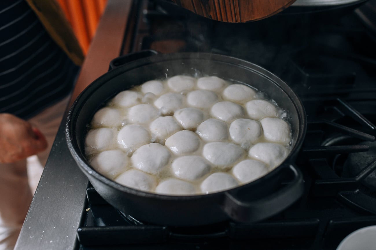 Water sizzling and bubbling in pan of Shengjian bao, cold2.fioekdjsdas.cf