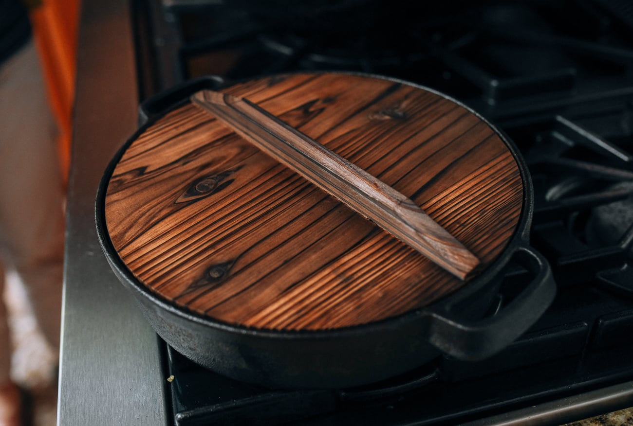 Chinese-style cast iron pan covered with wooden lid, cold2.fioekdjsdas.cf