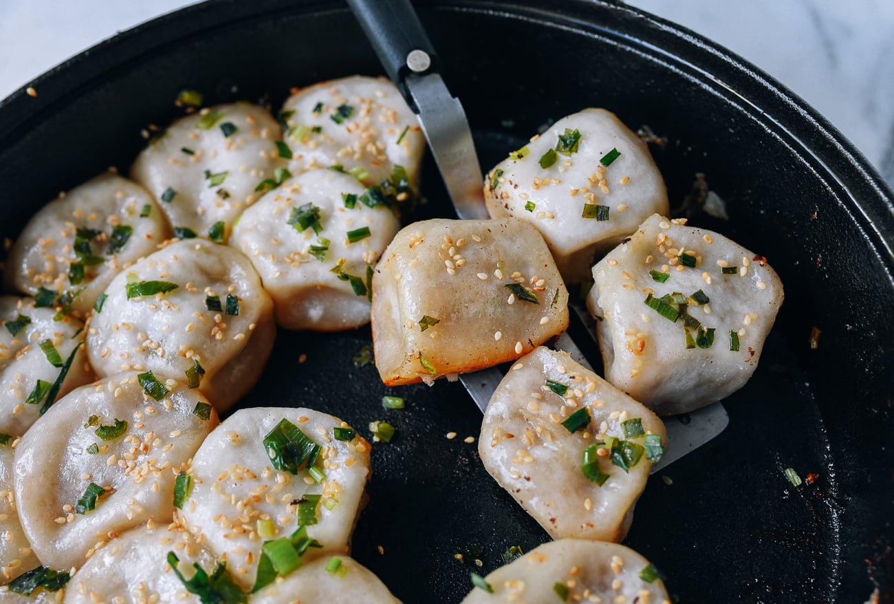 Taking Shengjian Mantou out of cast iron pan with spatula, cold2.fioekdjsdas.cf