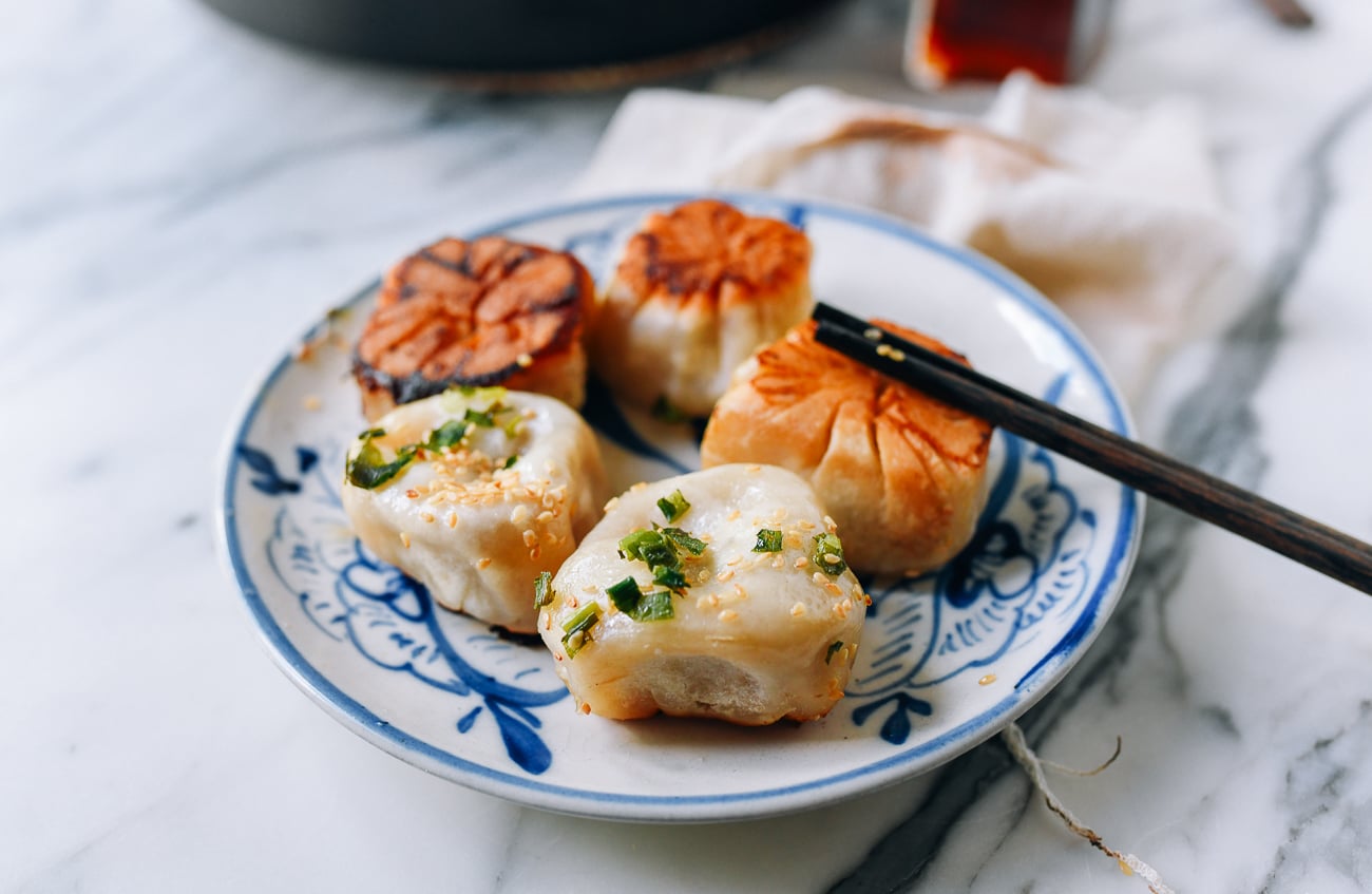 Plate of golden brown shengjian bao, cold2.fioekdjsdas.cf