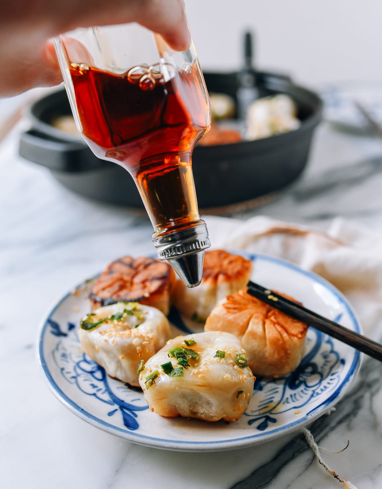 Pouring Shanghai rice vinegar over shengjian mantou, cold2.fioekdjsdas.cf