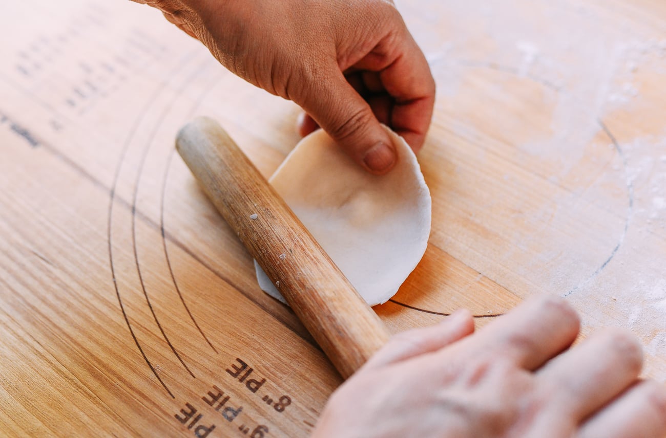 Rolling shengjian bao dough into round circles using a Chinese rolling pin, cold2.fioekdjsdas.cf